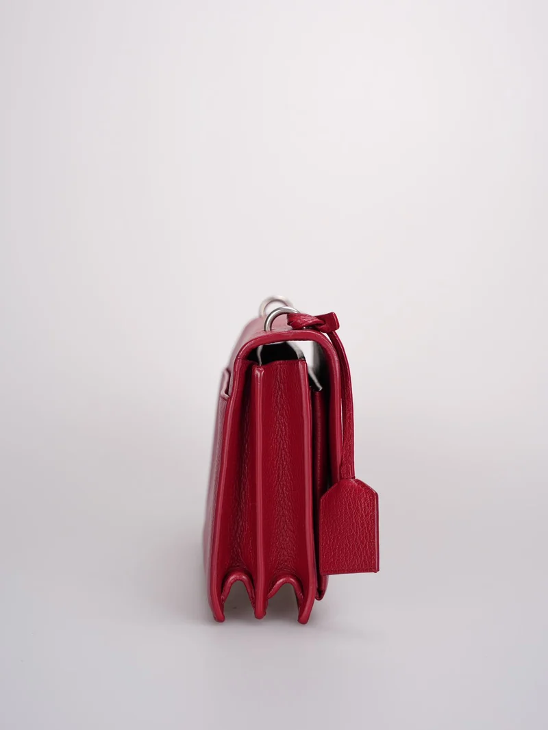 Saint Laurent – ​​Mittelgroße Sunset-Tasche aus genarbtem Kalbsleder mit Monogramm in Rot