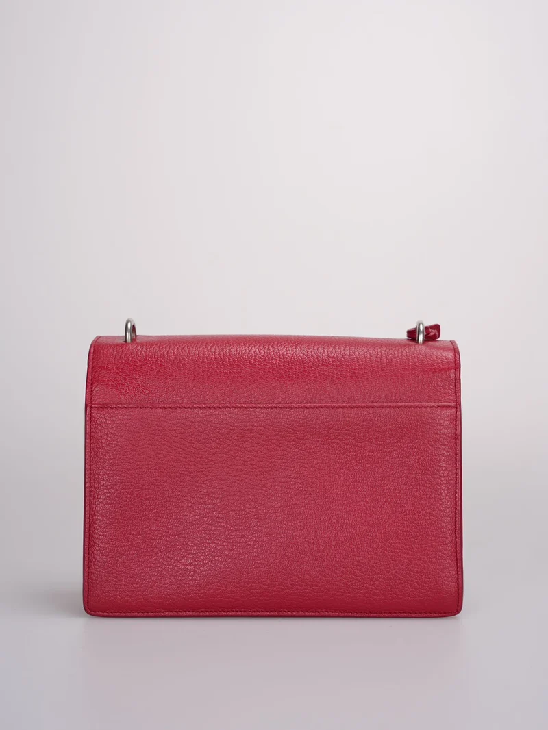 Saint Laurent – ​​Mittelgroße Sunset-Tasche aus genarbtem Kalbsleder mit Monogramm in Rot