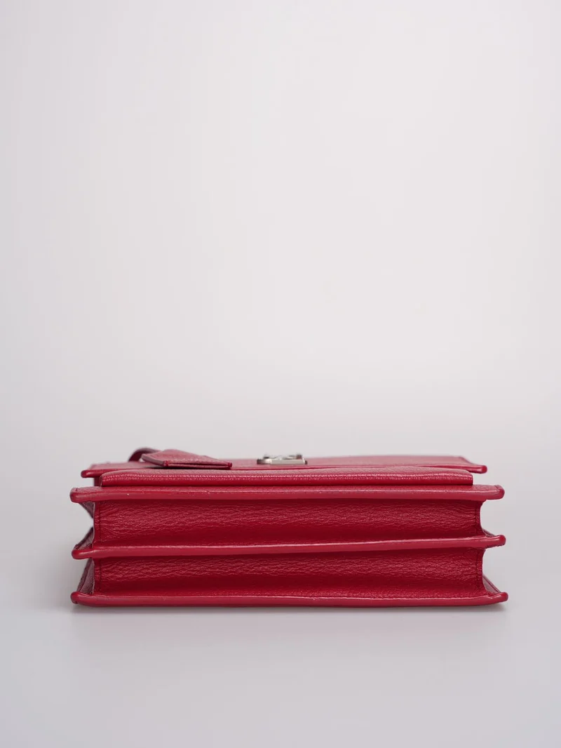 Saint Laurent – ​​Mittelgroße Sunset-Tasche aus genarbtem Kalbsleder mit Monogramm in Rot