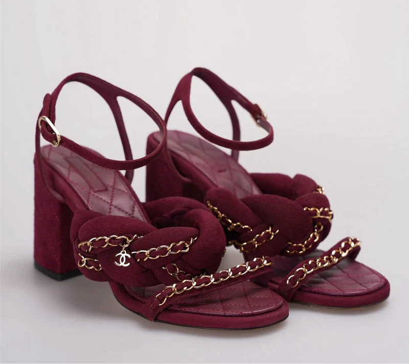 Chanel – Wildledersandalen mit geflochtener Kette, 38C, in Burgunderrot
