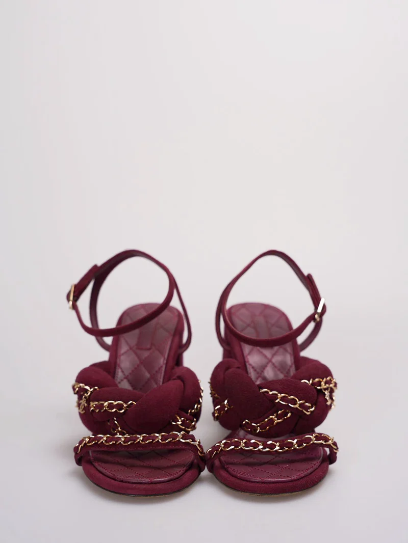 Chanel – Wildledersandalen mit geflochtener Kette, 38C, in Burgunderrot