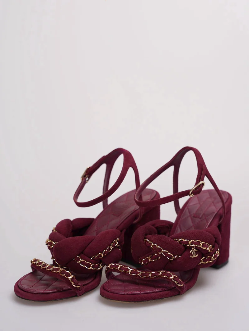 Chanel – Wildledersandalen mit geflochtener Kette, 38C, in Burgunderrot