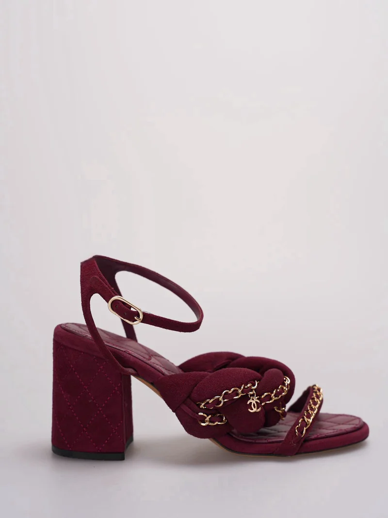 Chanel – Wildledersandalen mit geflochtener Kette, 38C, in Burgunderrot