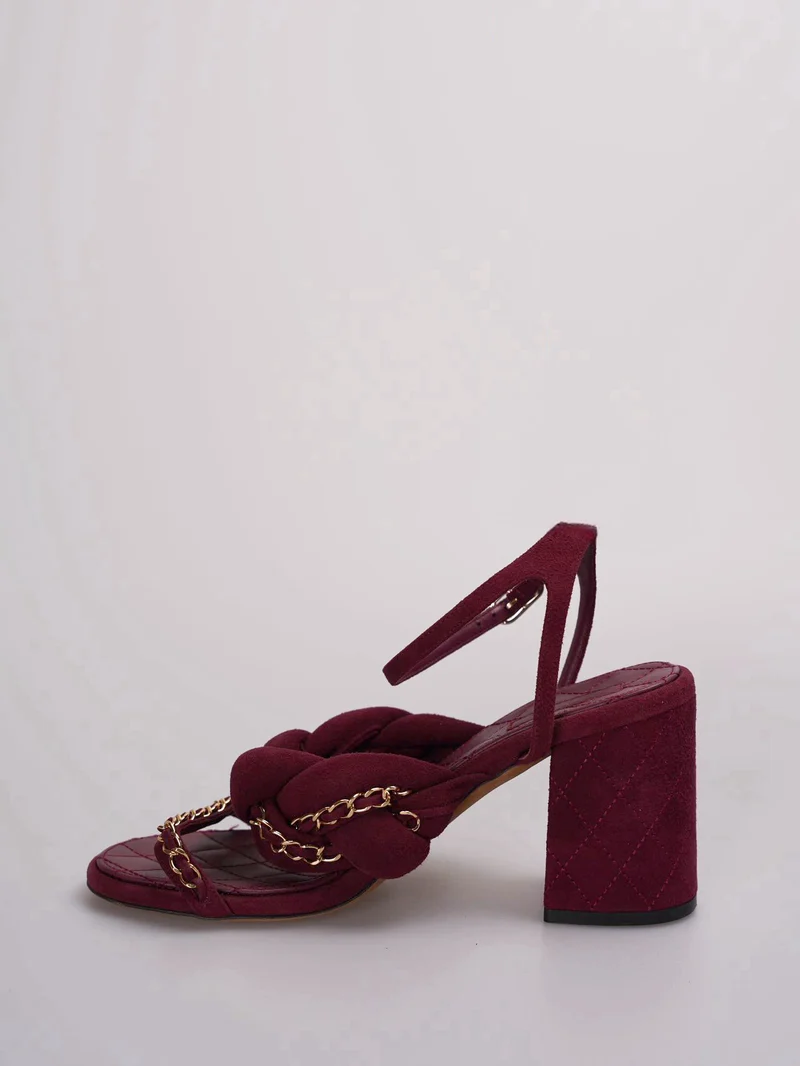 Chanel – Wildledersandalen mit geflochtener Kette, 38C, in Burgunderrot