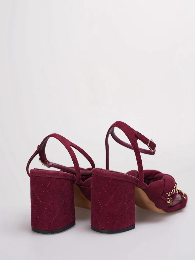 Chanel – Wildledersandalen mit geflochtener Kette, 38C, in Burgunderrot