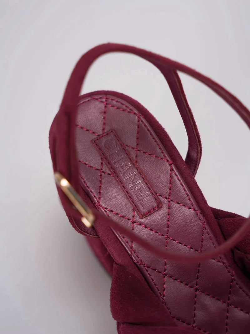 Chanel – Wildledersandalen mit geflochtener Kette, 38C, in Burgunderrot