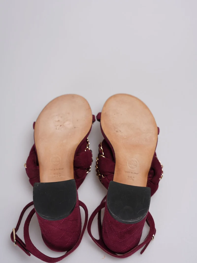 Chanel – Wildledersandalen mit geflochtener Kette, 38C, in Burgunderrot