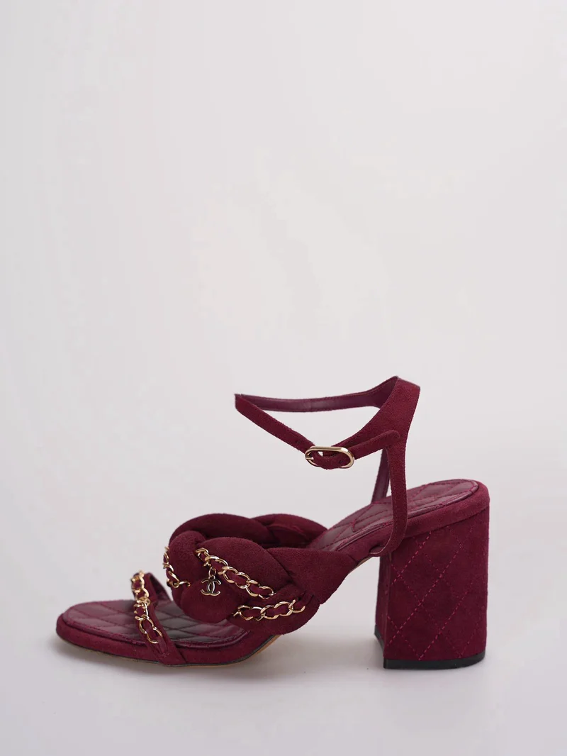 Chanel – Wildledersandalen mit geflochtener Kette, 38C, in Burgunderrot