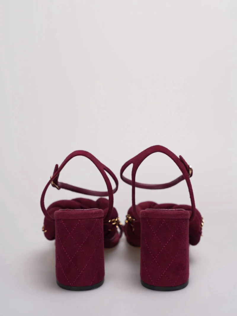 Chanel – Wildledersandalen mit geflochtener Kette, 38C, in Burgunderrot