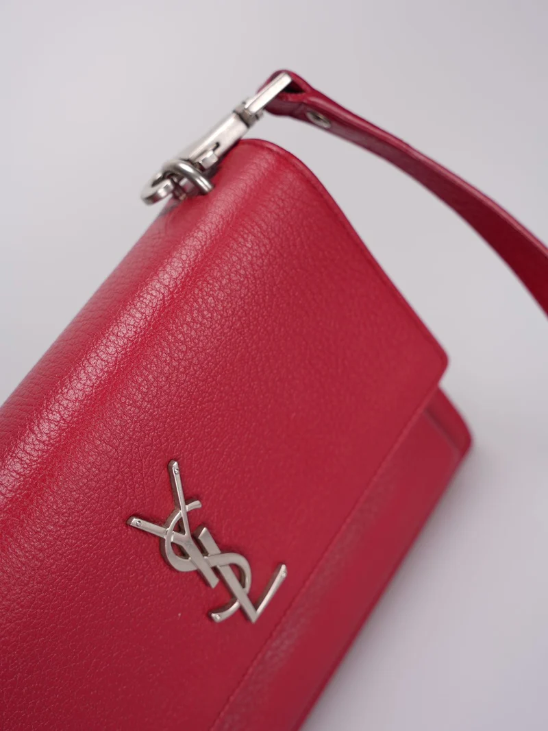 Saint Laurent – ​​Mittelgroße Sunset-Tasche aus genarbtem Kalbsleder mit Monogramm in Rot