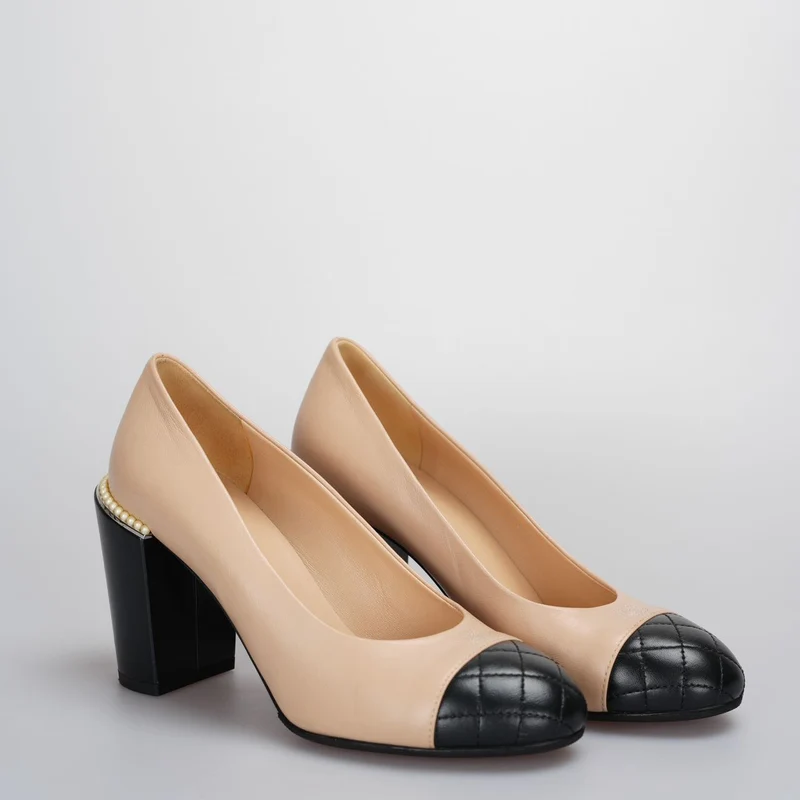 Chanel Pumps mit Perlen in Beige mit CC-Logo-Absatz
