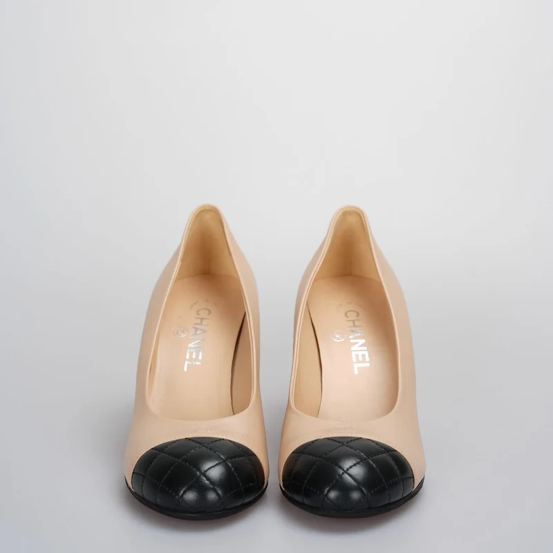 Chanel Pumps mit Perlen in Beige mit CC-Logo-Absatz