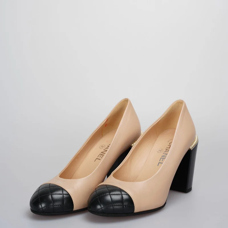 Chanel Pumps mit Perlen in Beige mit CC-Logo-Absatz