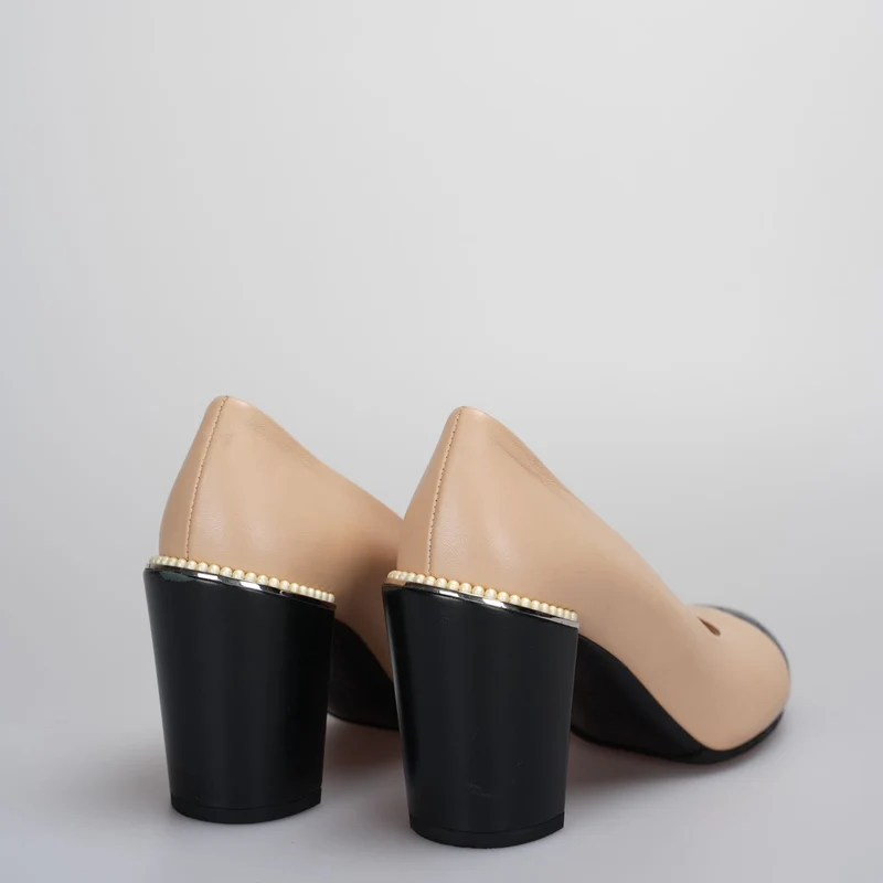 Chanel Pumps mit Perlen in Beige mit CC-Logo-Absatz