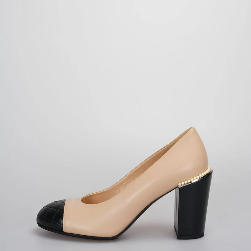 Chanel Pumps mit Perlen in Beige mit CC-Logo-Absatz