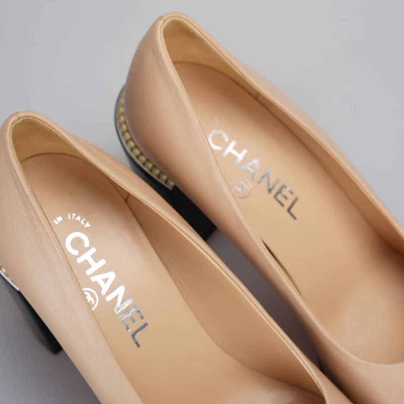 Chanel Pumps mit Perlen in Beige mit CC-Logo-Absatz