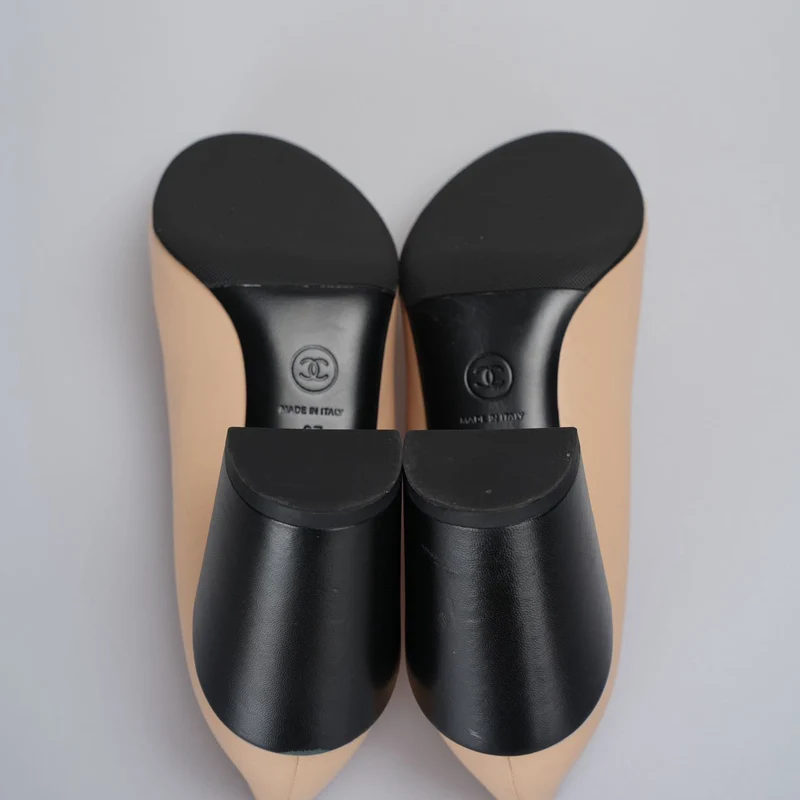 Chanel Pumps mit Perlen in Beige mit CC-Logo-Absatz