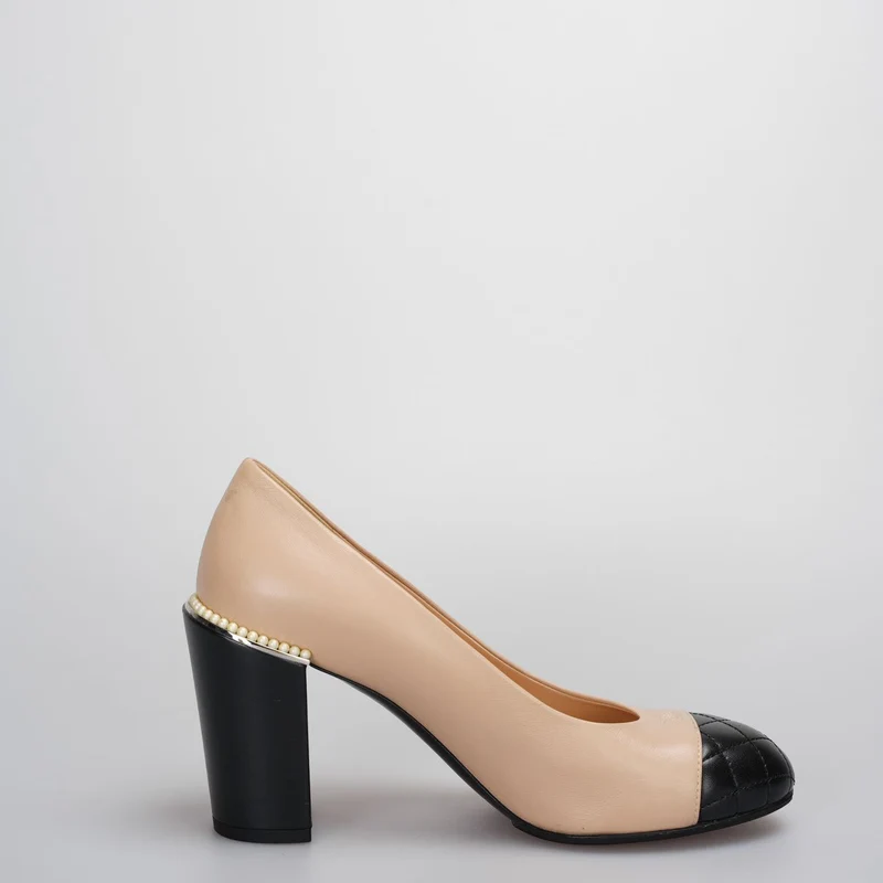 Chanel Pumps mit Perlen in Beige mit CC-Logo-Absatz