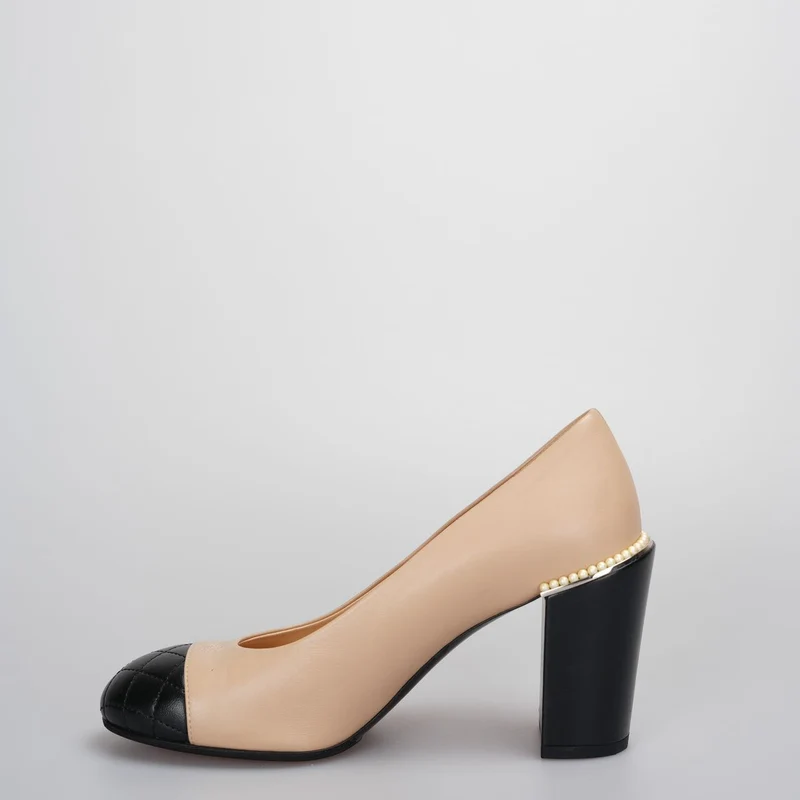 Chanel Pumps mit Perlen in Beige mit CC-Logo-Absatz