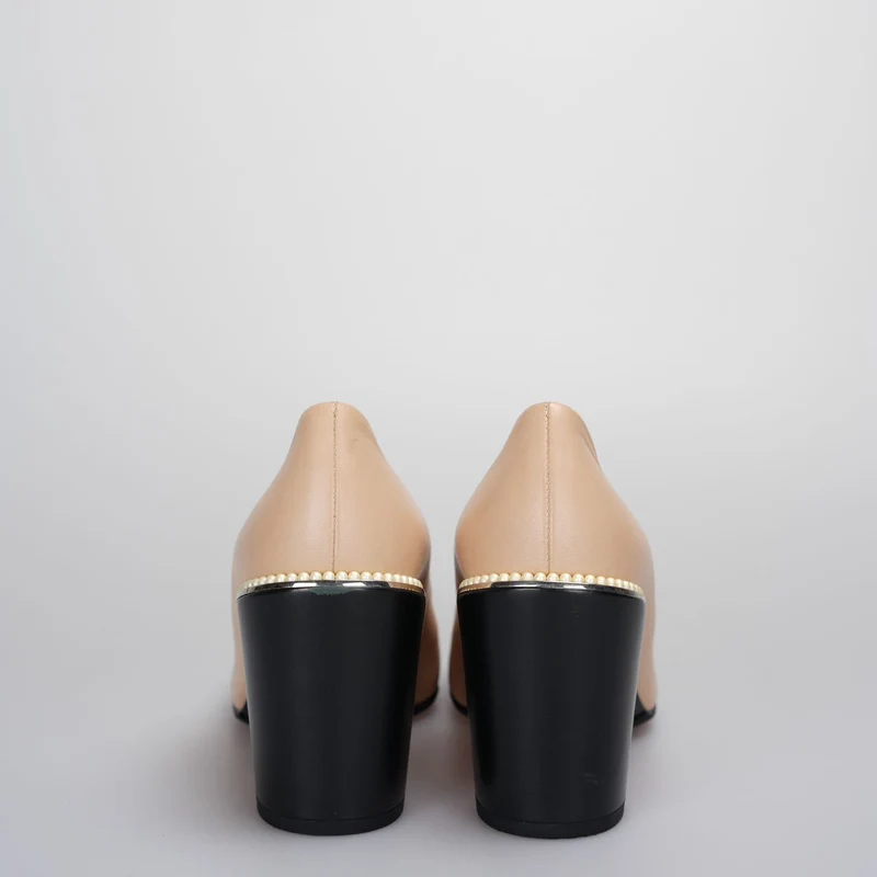Chanel Pumps mit Perlen in Beige mit CC-Logo-Absatz
