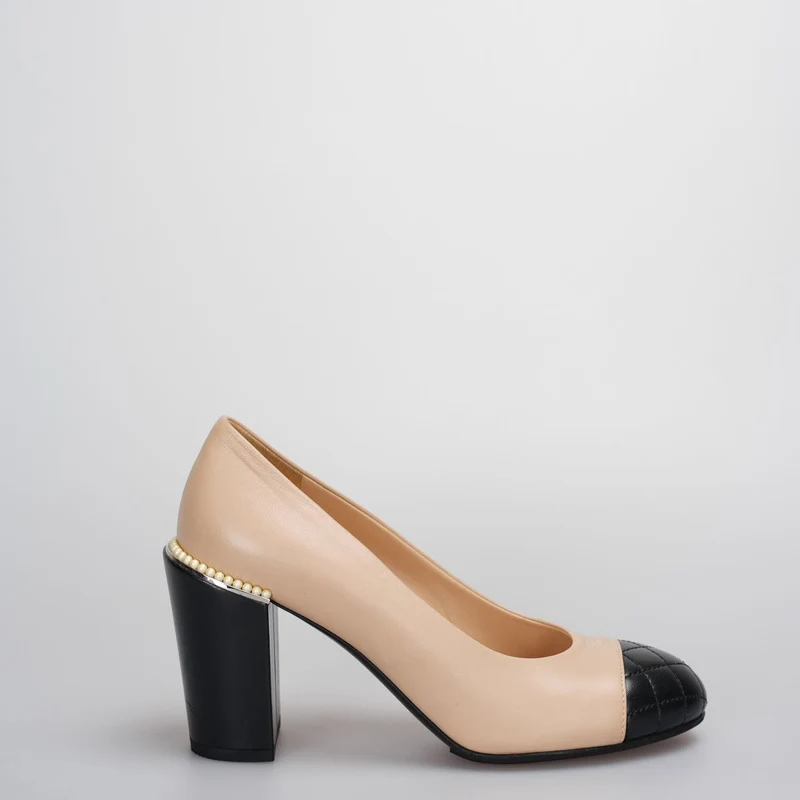 Chanel Pumps mit Perlen in Beige mit CC-Logo-Absatz