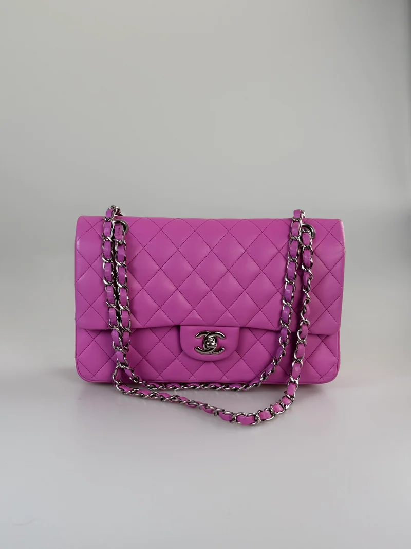 Chanel Medium Classic Double Flap Bag aus lila Leliac-Lammleder mit silberner Hardware