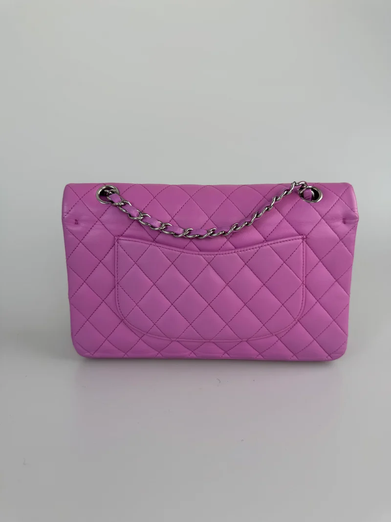 Chanel Medium Classic Double Flap Bag aus lila Leliac-Lammleder mit silberner Hardware