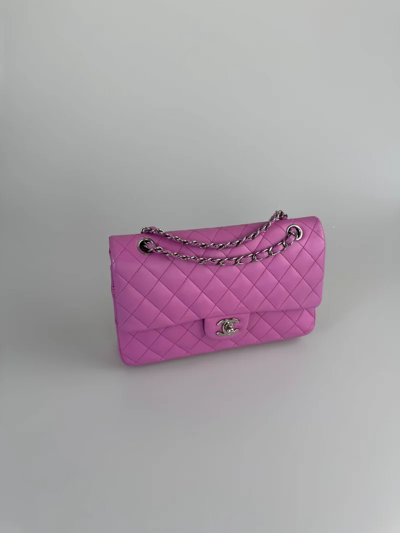 Chanel Medium Classic Double Flap Bag aus lila Leliac-Lammleder mit silberner Hardware