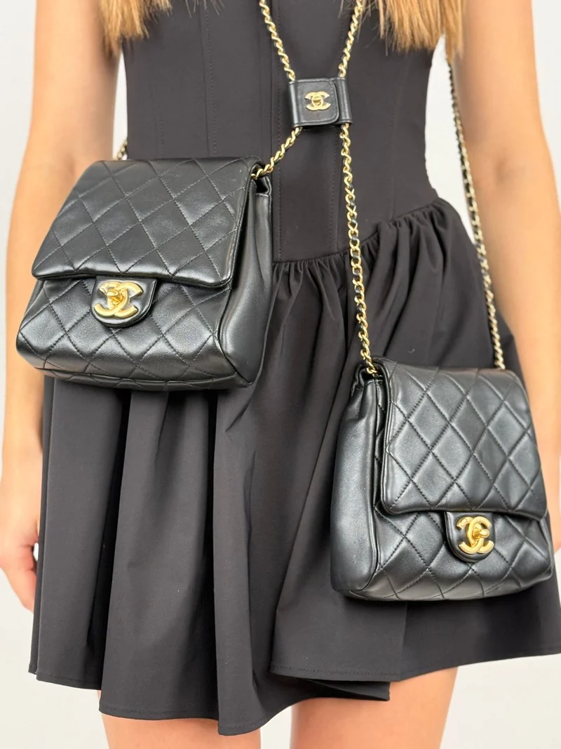Chanel – Gesteppte Seitentaschen aus Lammleder, schwarze kleine Doppeltasche mit Perlenkette und CC-Logo