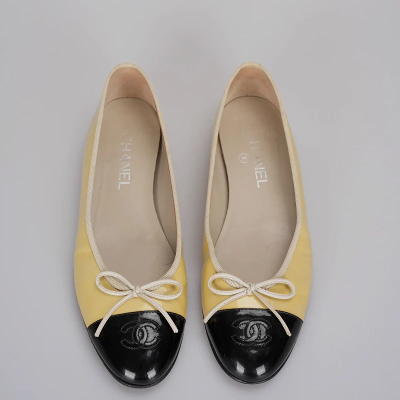 Chanel Beige/Schwarz Lackleder CC Ballerinas Größe 40