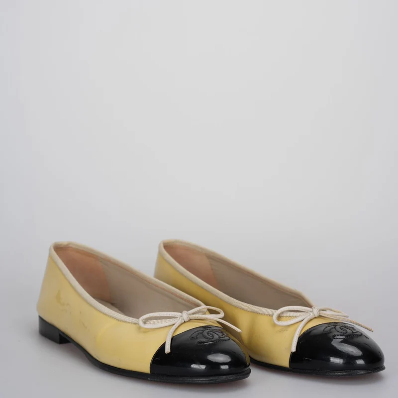 Chanel Beige/Schwarz Lackleder CC Ballerinas Größe 40