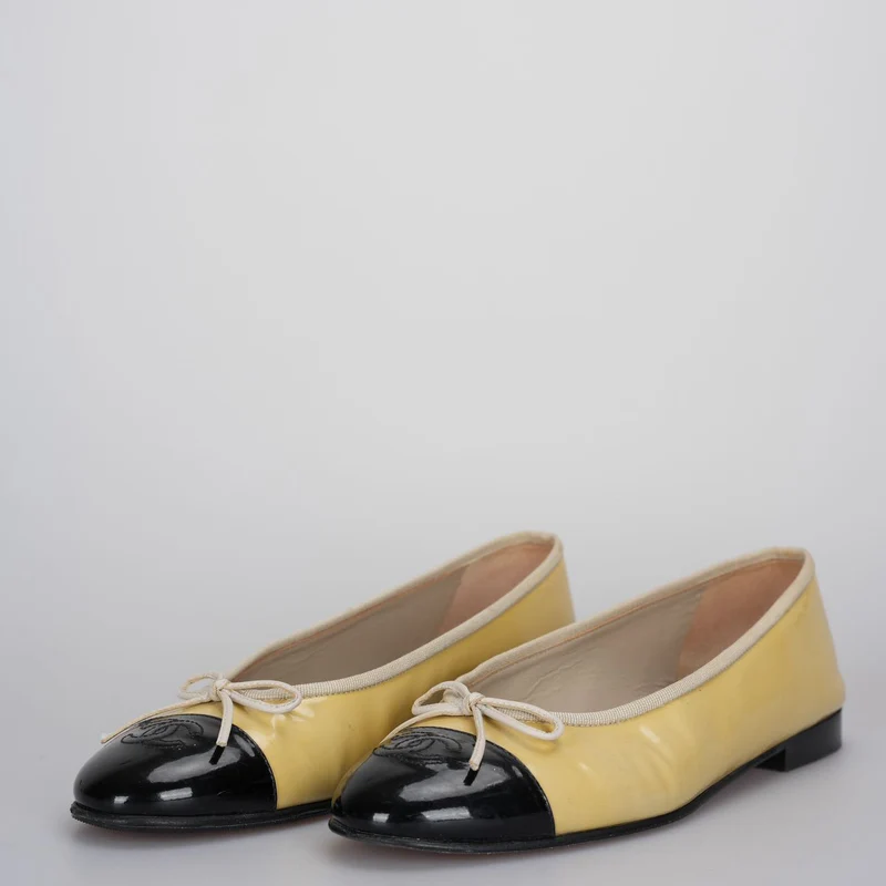 Chanel Beige/Schwarz Lackleder CC Ballerinas Größe 40