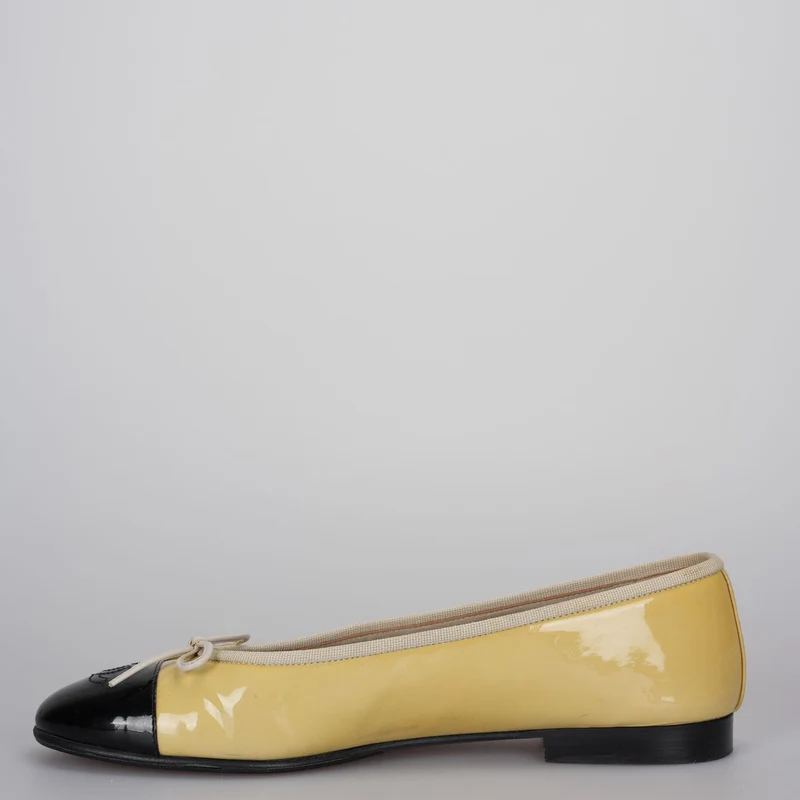 Chanel Beige/Schwarz Lackleder CC Ballerinas Größe 40
