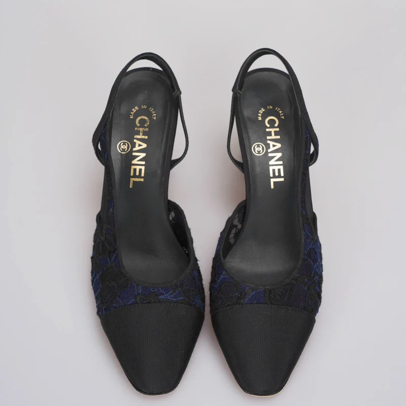 Chanel CC Slingback-Pumps mit Ripsband und Kappe aus Spitze, Marineblau und Schwarz, 37