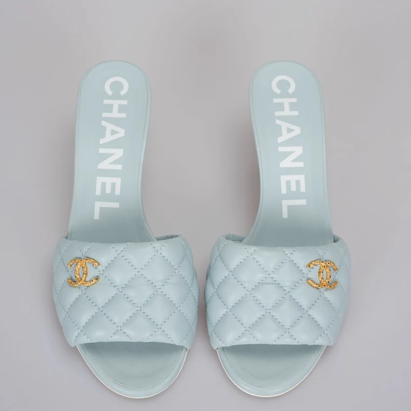 CHANEL Tiffany Blaue CC Pantoletten aus gestepptem Lammleder mit Struktur 38.5