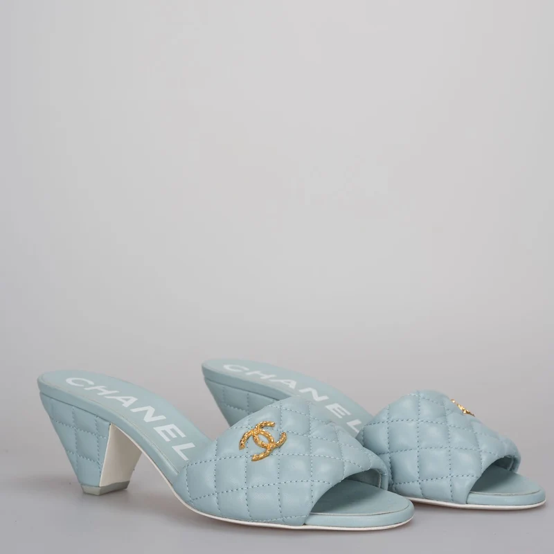 CHANEL Tiffany Blaue CC Pantoletten aus gestepptem Lammleder mit Struktur 38.5