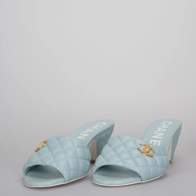 CHANEL Tiffany Blaue CC Pantoletten aus gestepptem Lammleder mit Struktur 38.5