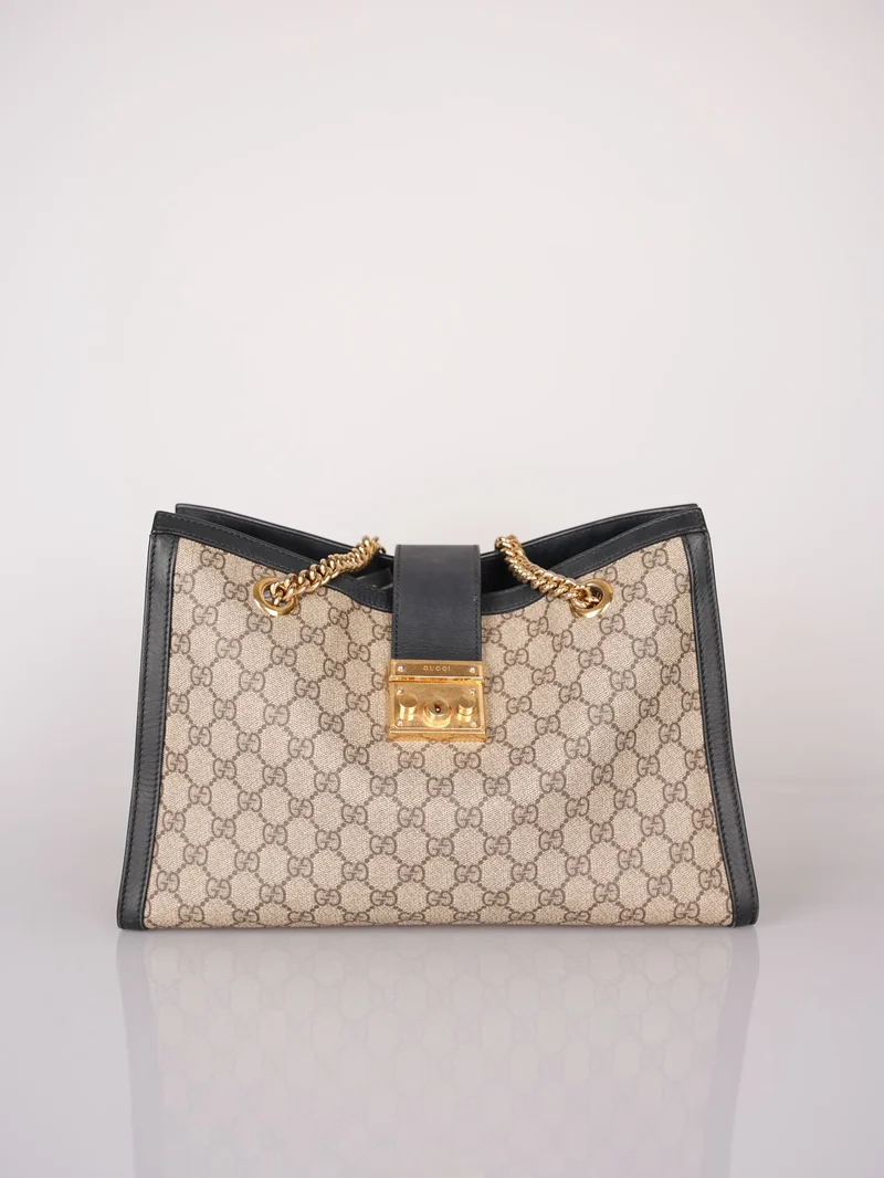Gucci – Tragetasche mit Vorhängeschloss und GG-Logo aus Supreme-Canvas-Leder in Beige/Schwarz in Medium