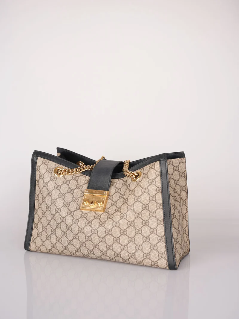 Gucci – Tragetasche mit Vorhängeschloss und GG-Logo aus Supreme-Canvas-Leder in Beige/Schwarz in Medium