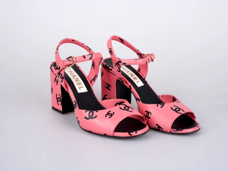 Chanel Coco Beach Sandalen aus bedrucktem Lammleder, Rosa/Schwarz, Größe 38.5