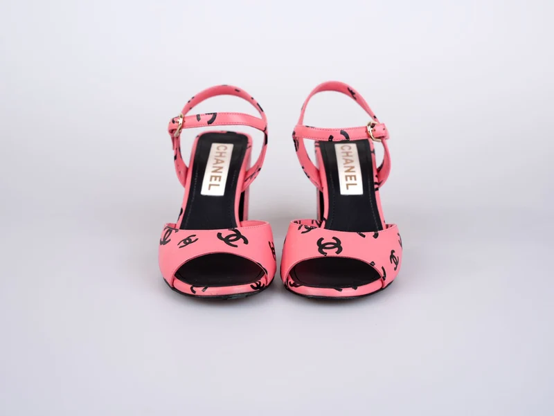 Chanel Coco Beach Sandalen aus bedrucktem Lammleder, Rosa/Schwarz, Größe 38.5