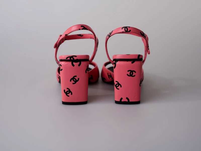 Chanel Coco Beach Sandalen aus bedrucktem Lammleder, Rosa/Schwarz, Größe 38.5