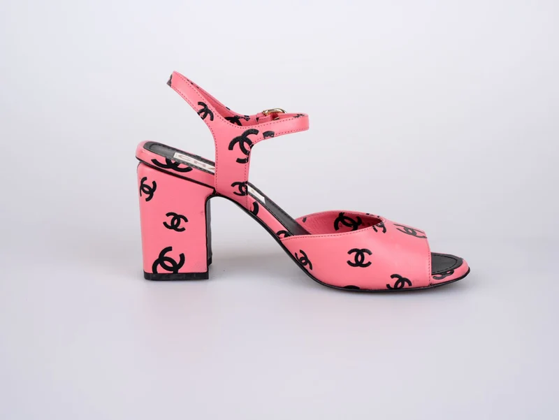 Chanel Coco Beach Sandalen aus bedrucktem Lammleder, Rosa/Schwarz, Größe 38.5