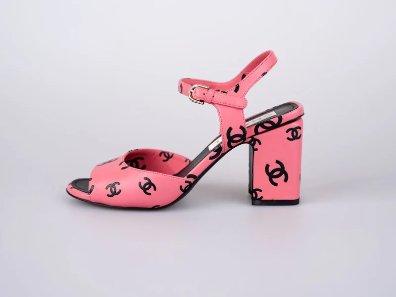 Chanel Coco Beach Sandalen aus bedrucktem Lammleder, Rosa/Schwarz, Größe 38.5
