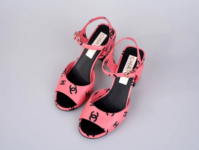 Chanel Coco Beach Sandalen aus bedrucktem Lammleder, Rosa/Schwarz, Größe 38.5