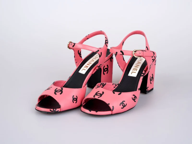 Chanel Coco Beach Sandalen aus bedrucktem Lammleder, Rosa/Schwarz, Größe 38.5
