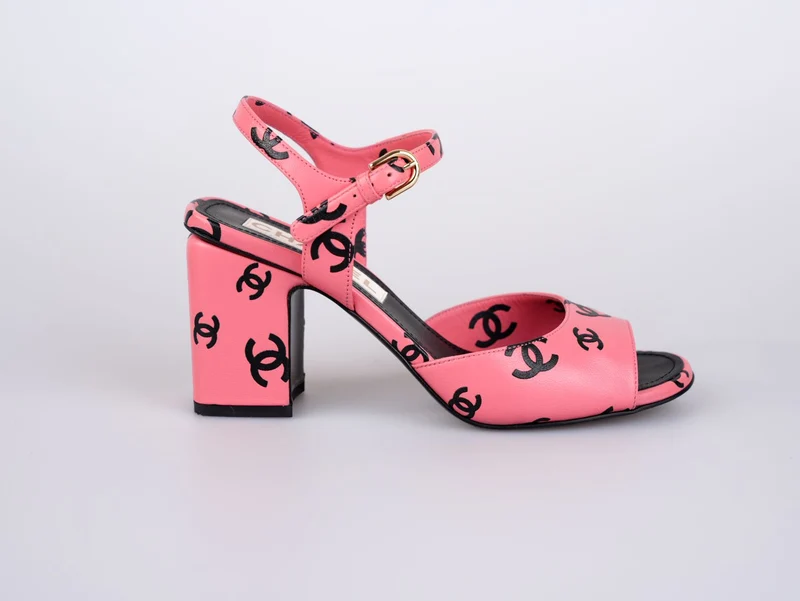 Chanel Coco Beach Sandalen aus bedrucktem Lammleder, Rosa/Schwarz, Größe 38.5