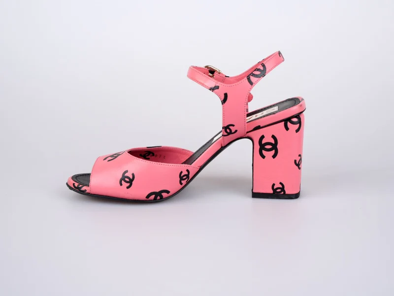 Chanel Coco Beach Sandalen aus bedrucktem Lammleder, Rosa/Schwarz, Größe 38.5