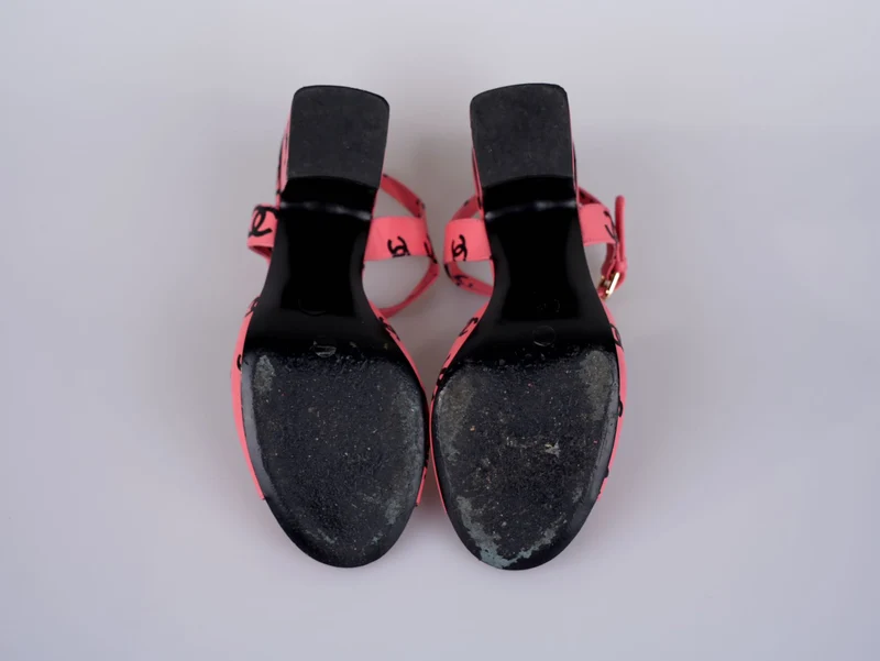 Chanel Coco Beach Sandalen aus bedrucktem Lammleder, Rosa/Schwarz, Größe 38.5