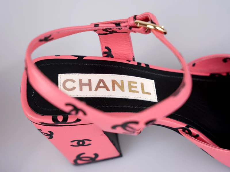 Chanel Coco Beach Sandalen aus bedrucktem Lammleder, Rosa/Schwarz, Größe 38.5